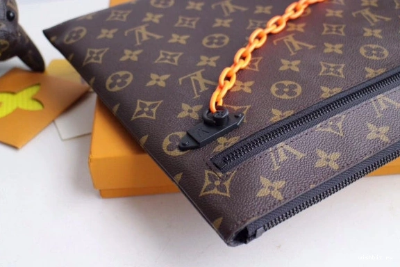WIS VUITTON CHANELUTCH LOUIS 1208